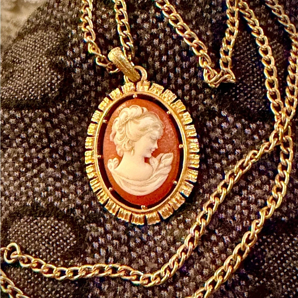 🌹VTG Gold Victorian Cameo Pendant Necklace Heirloom Double-Sided Royal Crest - Picture 4 of 9